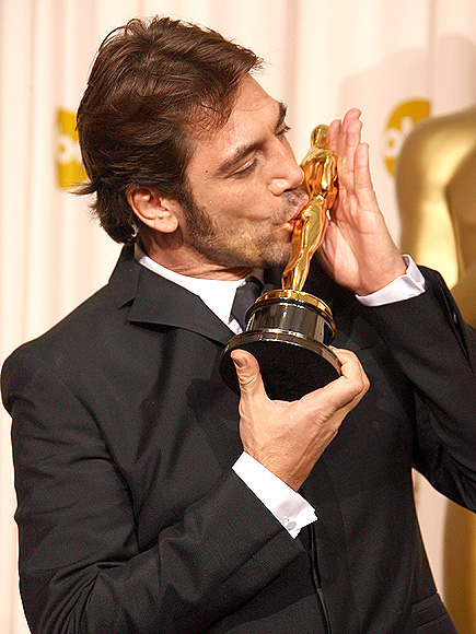 PEOPLE's Semi-Official Guide to Kissing Your Award on Oscar Night| Oscars 2014, Angelina Jolie, Anne Hathaway, Audrey Hepburn, Benicio Del Toro, Bob Hope, Jamie Foxx, Javier Bardem, Jean Dujardin, Lionel Richie, Penelope Cruz