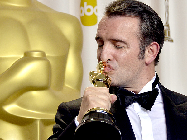 PEOPLE's Semi-Official Guide to Kissing Your Award on Oscar Night| Oscars 2014, Angelina Jolie, Anne Hathaway, Audrey Hepburn, Benicio Del Toro, Bob Hope, Jamie Foxx, Javier Bardem, Jean Dujardin, Lionel Richie, Penelope Cruz