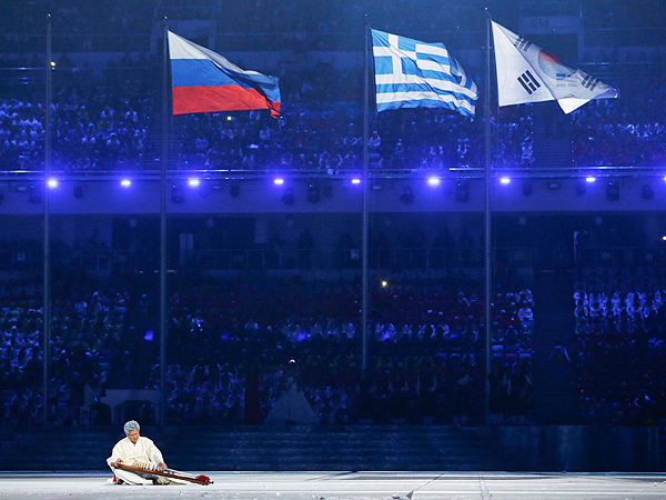 Russia Hands Olympics Over to South Korea During Closing Ceremony| Winter Olympics 2014