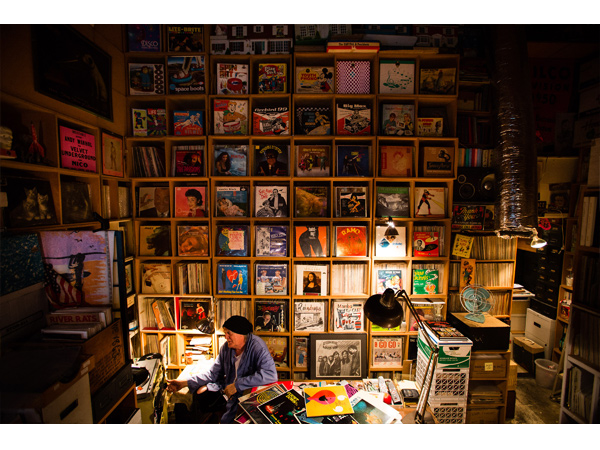 8 Photos of Amazing Record Collections Around the World for Record Store Day collector 2 600x450 8 Photos of Amazing Record Collections Around the World for Record Store Day