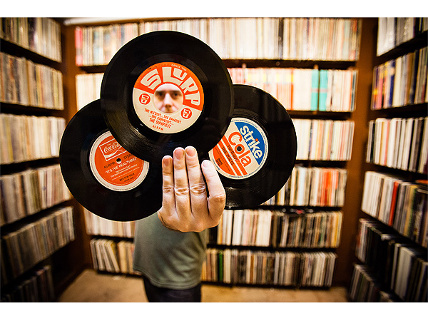 8 Photos of Amazing Record Collections Around the World for Record Store Day collector 7 600x450 8 Photos of Amazing Record Collections Around the World for Record Store Day