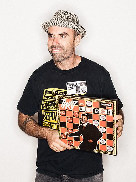 8 Photos of Amazing Record Collections Around the World for Record Store Day elion paz 435x580 8 Photos of Amazing Record Collections Around the World for Record Store Day