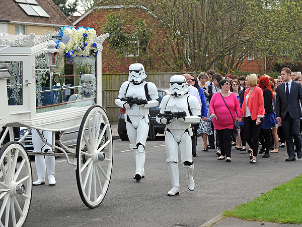 Parents Hold Star Wars Funeral for 4-Year-Old Son Who Died of Cancer| Around the Web, Real People Stories