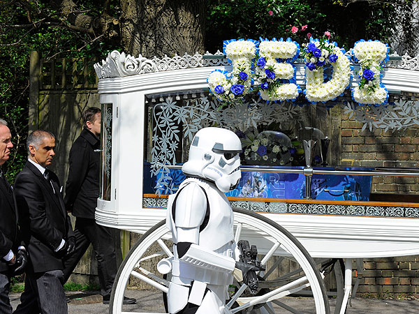 Parents Hold Star Wars Funeral for 4-Year-Old Son Who Died of Cancer| Around the Web, Real People Stories