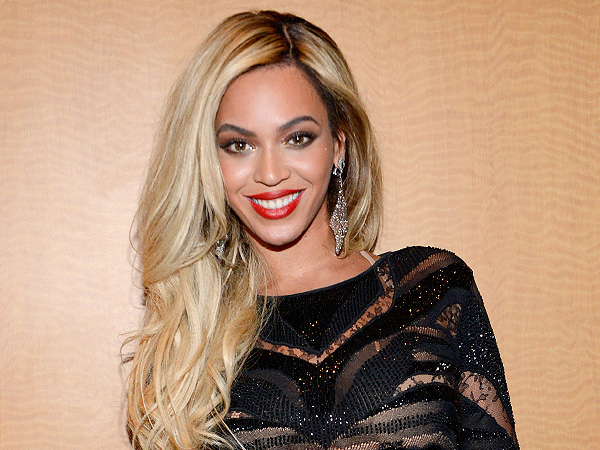 Beyoncé Shares Pic of Herself as Feminist Icon Rosie the Riveter| Beyonce, Beyonce Knowles