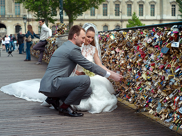 Fence Collapses Under Weight of Thousands of Love Padlocks| Paris, Real People Stories