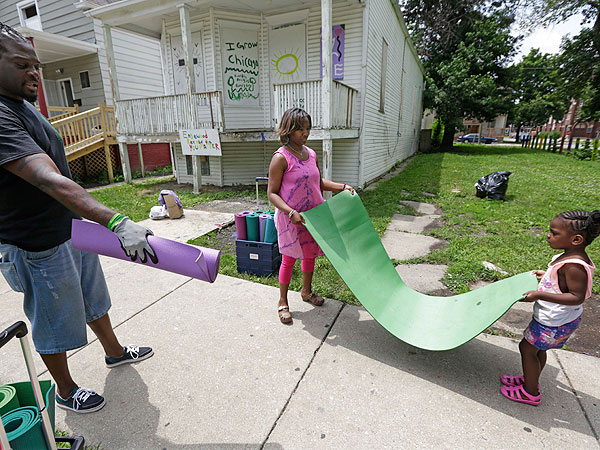 Chicago Group Fights Growing Street Violence with Yoga Classes| Heroes Among Us, Chicago, Good Deeds, Real People Stories