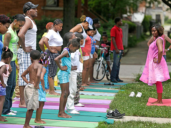 Chicago Group Fights Growing Street Violence with Yoga Classes| Heroes Among Us, Chicago, Good Deeds, Real People Stories