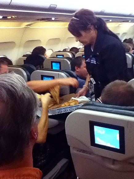 The Greatest Airline Pilot Ever Orders Pizza for Stranded Passengers| Good Deeds, Around the Web, Real People Stories