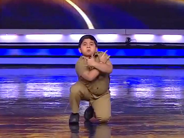 WATCH: Ukraine's Got Talent Contestant Creates Sand-Art Masterpiece in 8 Minutes| Real People Stories