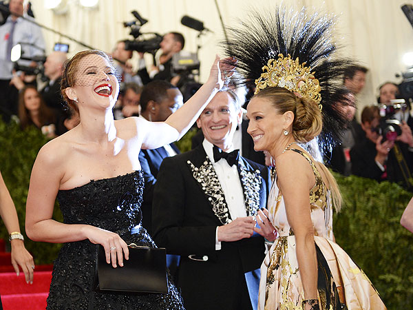 Throwback Thursday: Jennifer Lawrence Delivered Her First Flawless Photobomb Almost One Year Ago| Metropolitan Museum of Art Costume Institute Gala, Oscars 2014, Jennifer Lawrence, Sarah Jessica Parker