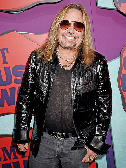 Grading the Belt Buckles at the 2014 CMT Music Awards| Florida Georgia Line, CMT Music Awards 2014, Country, Hunter Hayes, Jason Aldean, Vince Neil, CMT