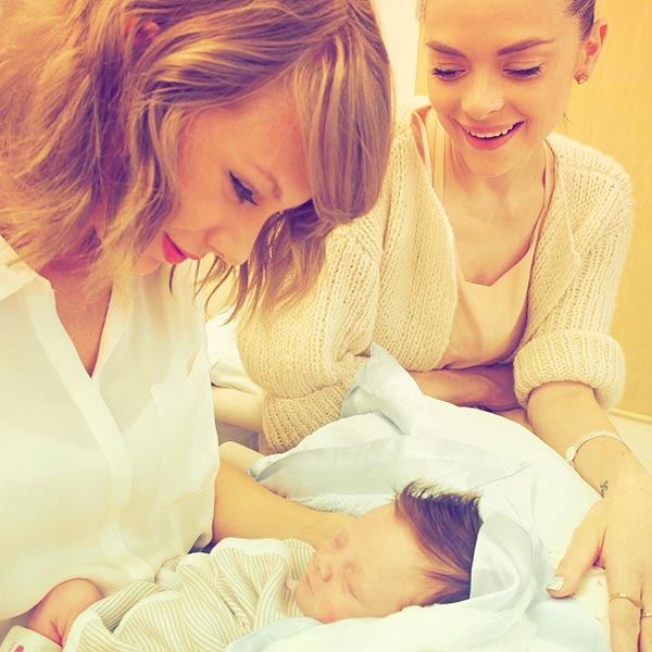 Taylor Swift Meets Jaime King’s Son Leo Thames Moms & Babies