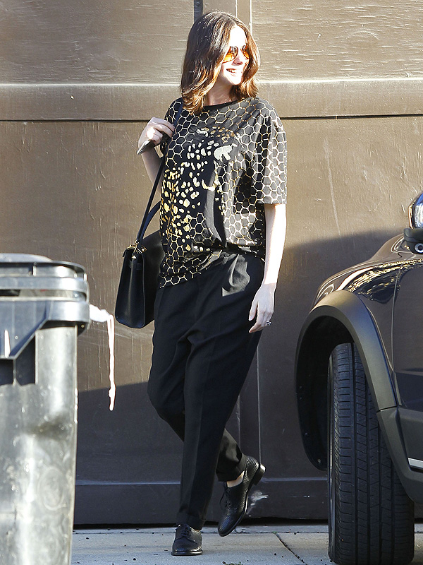 Heavily pregnant Anne Hathaway covers large baby bump with 