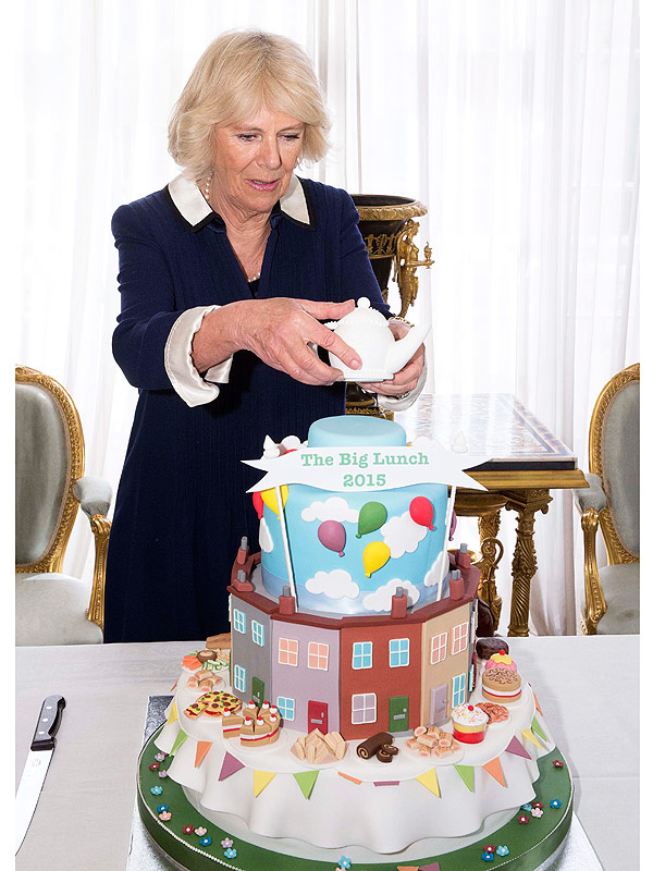 Kate Middleton Camilla Parker Bowles Decorates Cake At The The Lunch