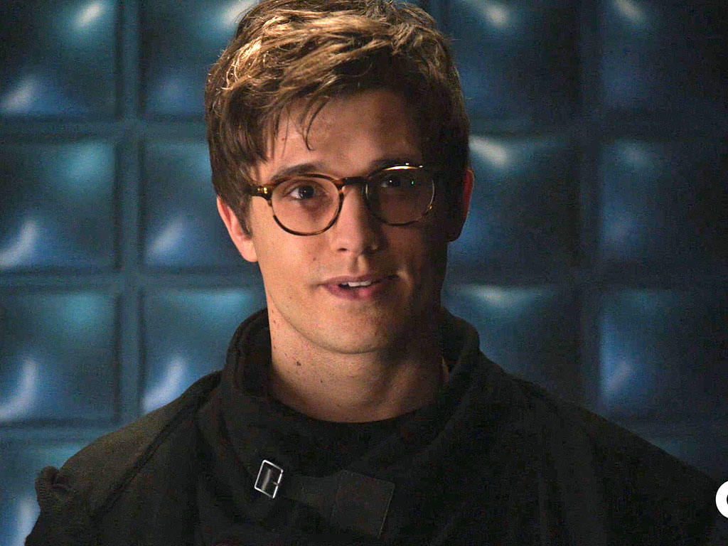The Flash Sneak Peek At Crazy For You Pied Piper Teases Firestorm Reveal