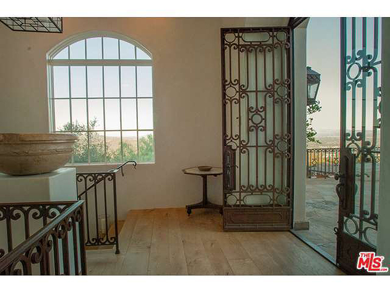 Tom Cruise Is Selling His L.A. Compound for Nearly $13 Million (PHOTOS)| Celeb Real Estate, Tom Cruise