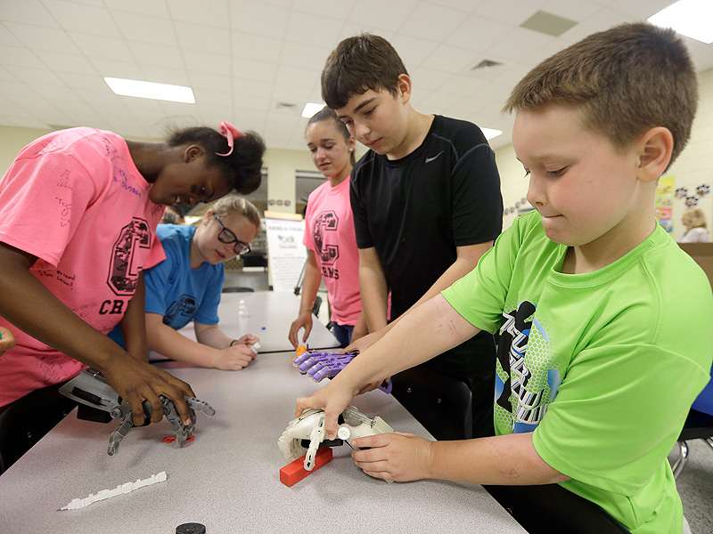 Sixth Graders Make 3D Printed Prosthetic Hands for Kids in Need| Medical Conditions, Good Deeds, Real People Stories, Real Heroes