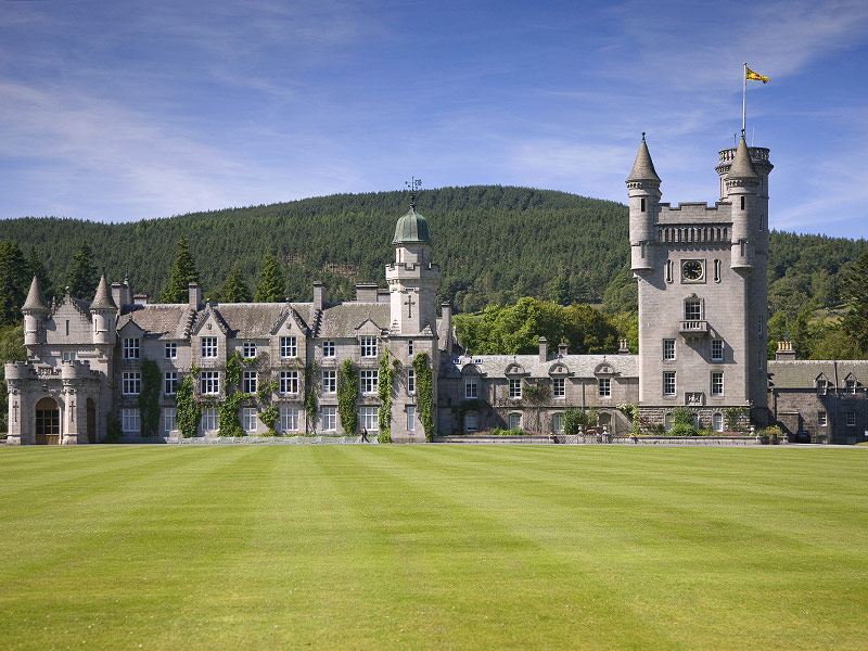 Queen Elizabeth Begins Her Summer Holiday at Balmoral Castle : People.com