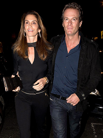 Triple date! George and Amal Clooney enjoy dinner with famous friends Matt Damon, Cindy Crawford and their significant others Oct 3, 2015 George-clooney-2-435