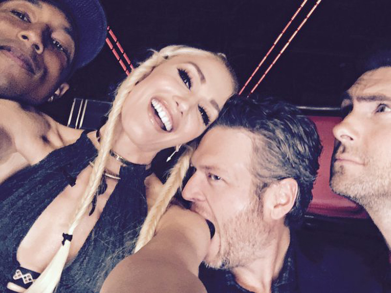 Blake Shelton and Gwen Stefani's Cute PDA During The Voice| Couples, The Voice, Adam Levine, Blake Shelton, Gwen Stefani, Pharrell Williams