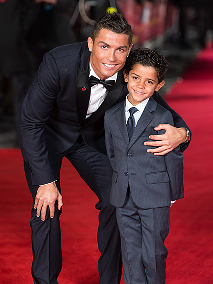 Криштиану Роналду: фото с сыном на премьере фильма Ronaldo
