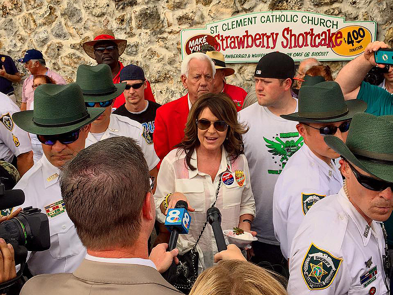 'Thank You Guys for Your Prayers': Sarah Palin Makes One Last Stump for Trump Before Returning Home Following Husband Todd's Accident| 2016 Presidential Elections, Presidential Elections, People Scoop, Donald Trump, Sarah Palin
