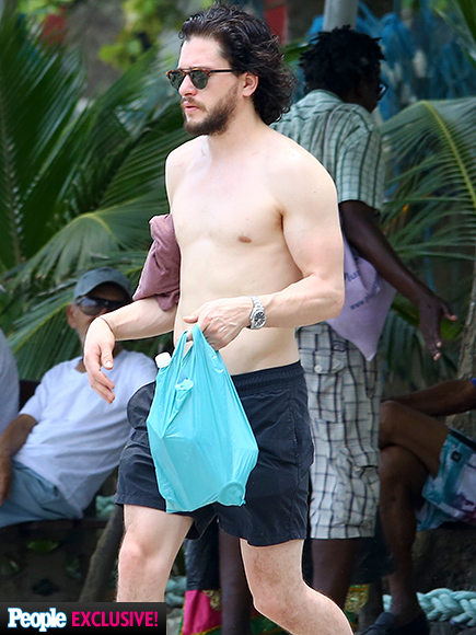 Kit Harington Game Of Thrones Shows Off His Abs On New Year S Eve