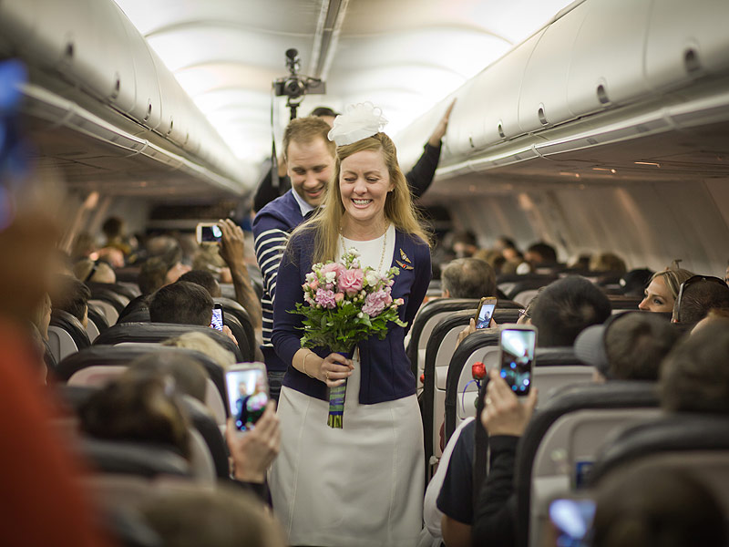 Couple Weds Mid-Flight (35,000 Feet in the Air!) to Fulfill Sick Mother's Request| Around the Web, Real People Stories, The Daily Smile