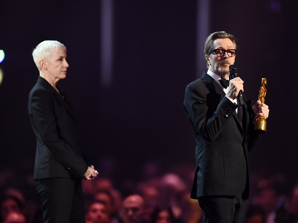 Tears for David Bowie at the Brit Awards: Annie Lennox and Gary Oldman Pay Tribute and Lorde Gives a Moving Performance| Tributes, Music News, Annie Lennox, David Bowie, Gary Oldman, Lorde