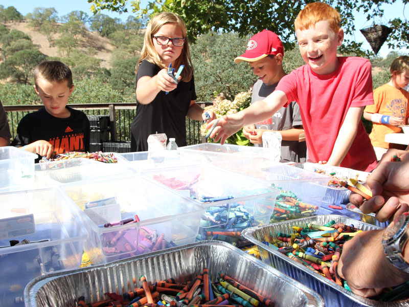 California Dad Finds Colorful Way to Reuse Thousands of Restaurant Crayons That Would Otherwise End Up in Landfills| Heroes Among Us, Good Deeds, Real People Stories, Real Heroes