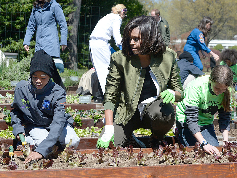 #TurnipForWhat: Michelle Obama Holds Final White House Kitchen Gardening Event| Presidential Elections, Barack Obama, Michelle Obama