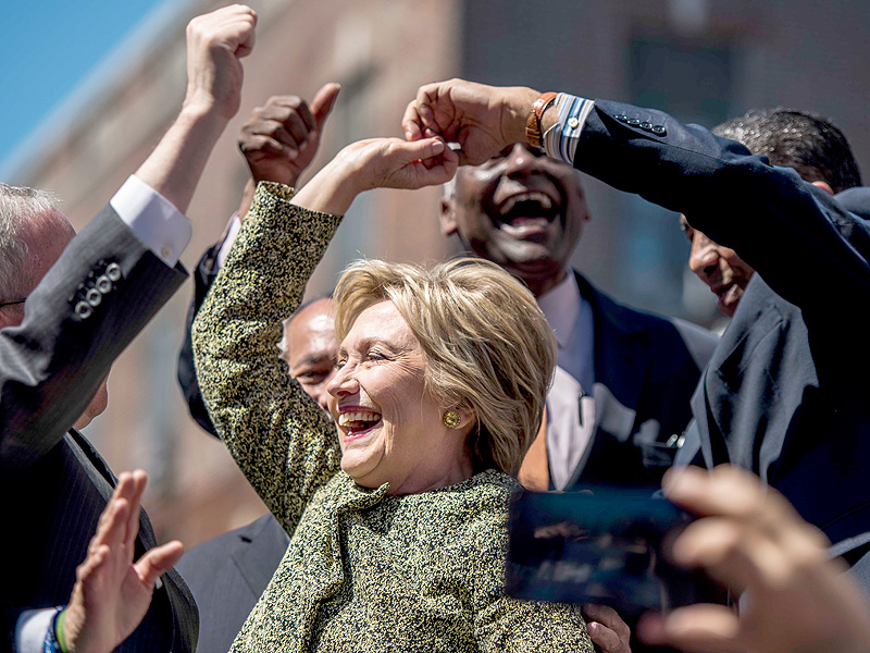 New York Homestretch: Hillary Dances the Merengue; Danny DeVito Rallies for Bernie| 2016 Presidential Elections, politics, Danny DeVito, Hillary Rodham Clinton