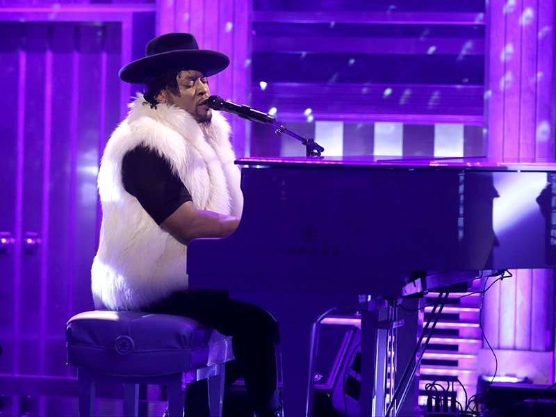 D'Angelo Performs Prince Tribute with Maya Rudolph and Gretchen Lieberum on Tonight Show| Death, The Tonight Show, TV News, D'Angelo, Jimmy Fallon, Maya Rudolph, Prince