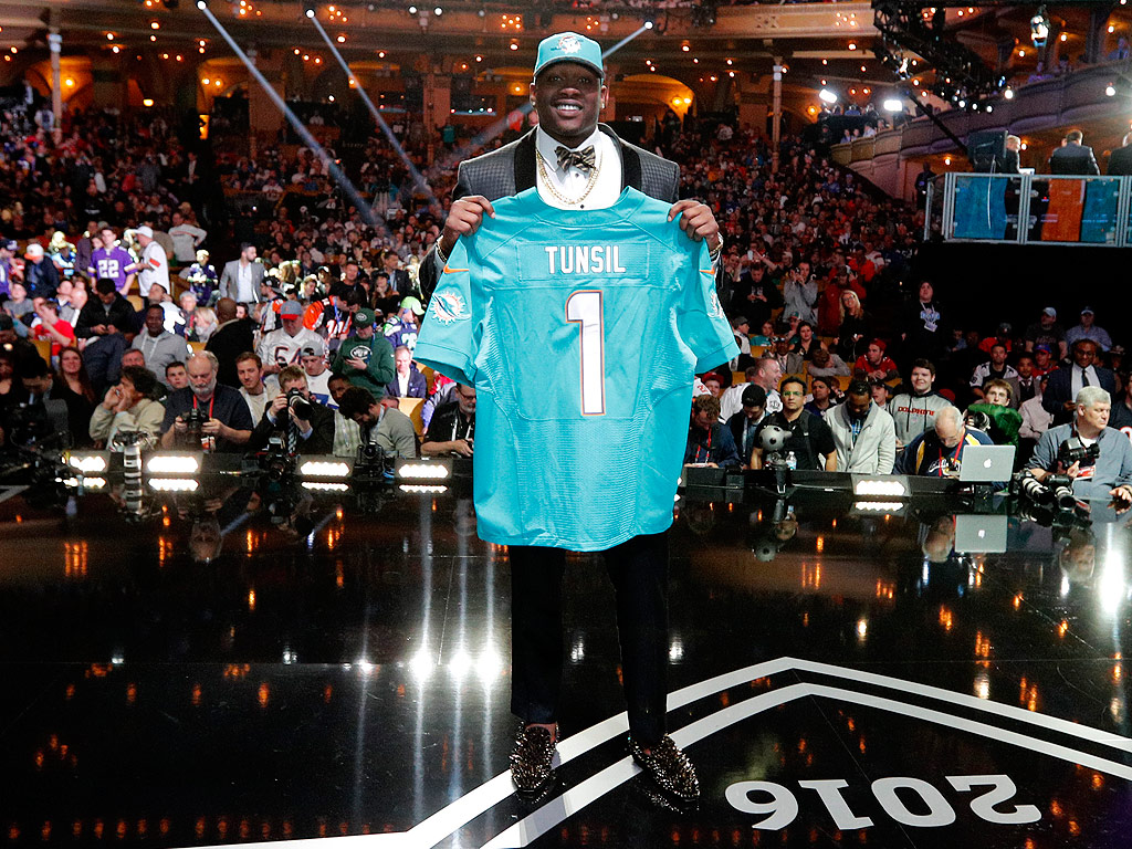 Top College Player Drops in NFL Draft After Video of Him Using a Bong Surfaces on His Twitter| Sports, National Football League