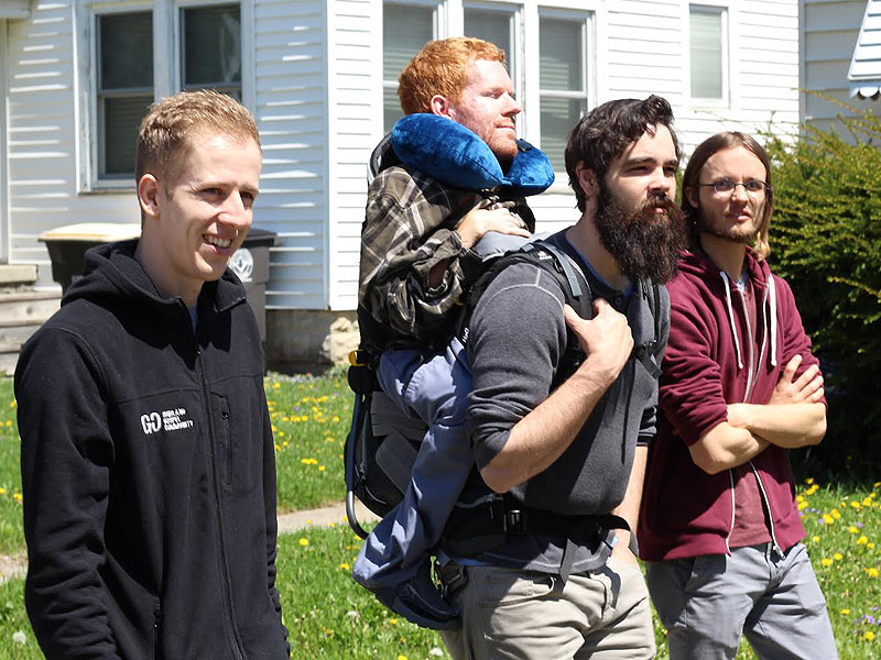 Man with SMA Sets off for European Backpacking Trip on His Friends&#39; Backs : 0
