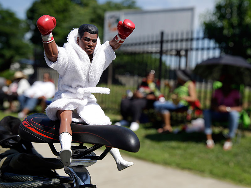 Diciendo Adiós a Los Grandes: Will Smith y Mike Tyson Llevar a Muhammad Ali's Ataúd de los Cantos de 'Ali! Ali!'| la Muerte, Muertes prematuras, Muhammad Ali