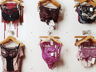 20 Lingerie Store Workers Reveal Their Most Awkward Experiences with Customers