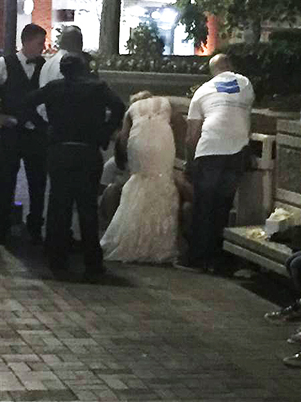 recién casados Enfermera Realiza la Vida-Ahorro de Compresiones en el Pecho on Stranger – Mientras Llevaba Su Vestido de Novia!| Real Historias de la Gente, La Sonrisa Cotidiana