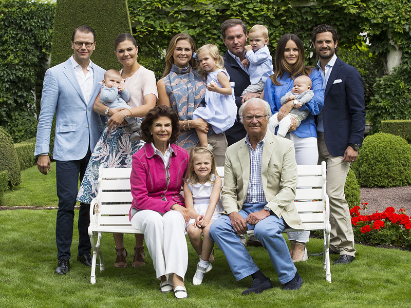 See the Glamorous Swedish Royal Family Summer Portrait