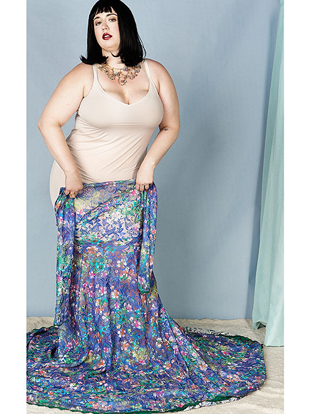Fashion Blogger Poses with Sample Size Clothes to Prove They're Too Small for Many People| Bodywatch