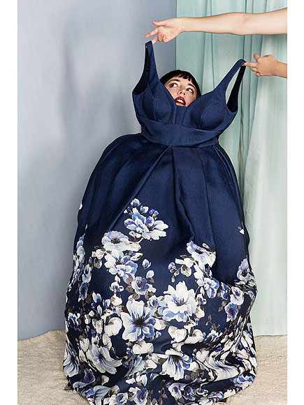 Fashion Blogger Poses with Sample Size Clothes to Prove They're Too Small for Many People| Bodywatch
