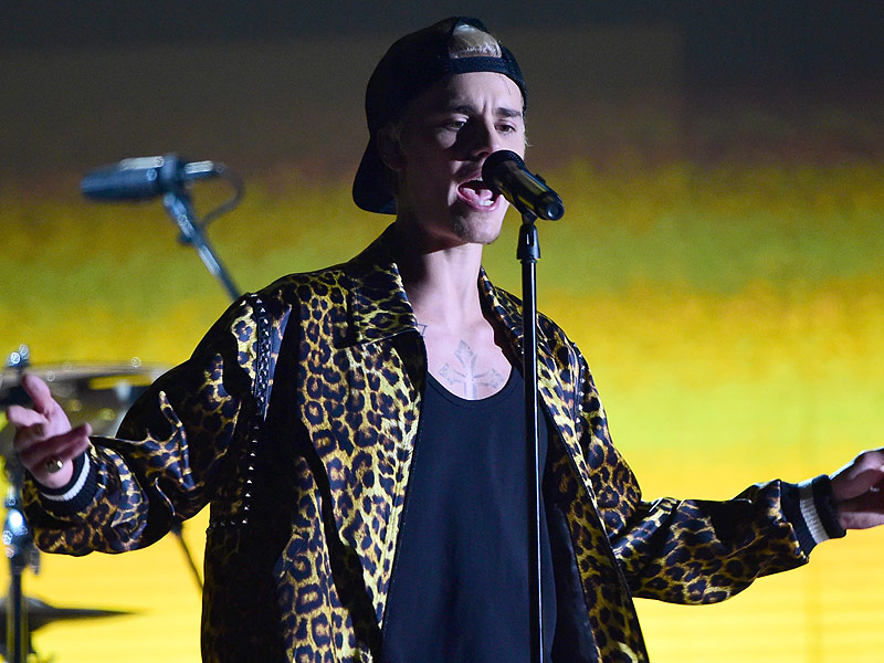 Justin Bieber Takes Grammy Stage by Storm With Performances of 'Love Yourself' and 'Where Are Ü Now'| Grammy Awards 2016, News Franchises, Individual Class