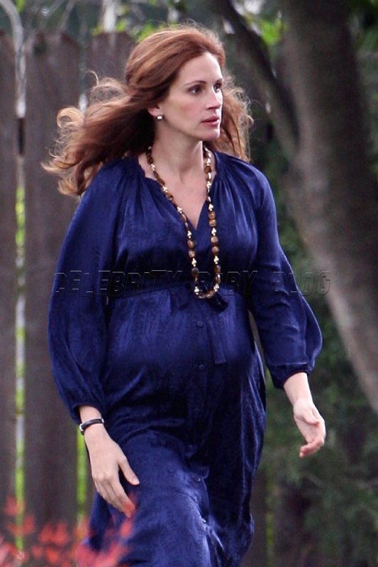 who is julia roberts husband. Pregnant Julia Roberts on set