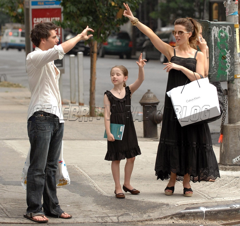 Len Wiseman Kate Beckinsale and Lily Sheen hail a cab