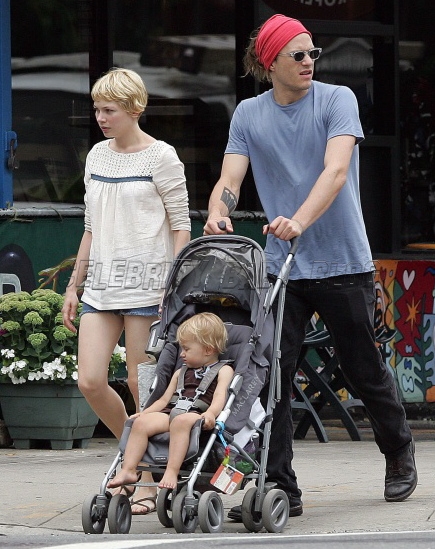 Heath Ledger Michelle Williams and Matilda out for a walk