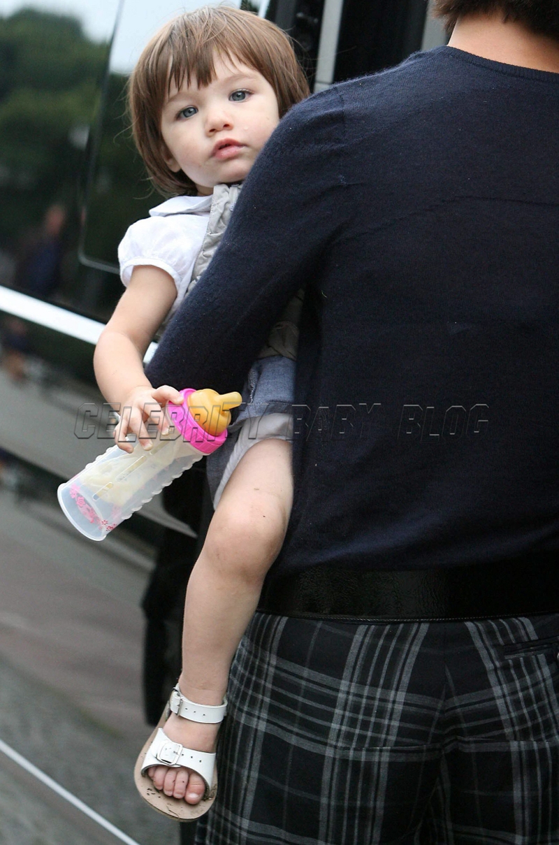 Katie_holmes_suri_cruise120707_46_c Katie_holmes_suri_cruise120707_46_c