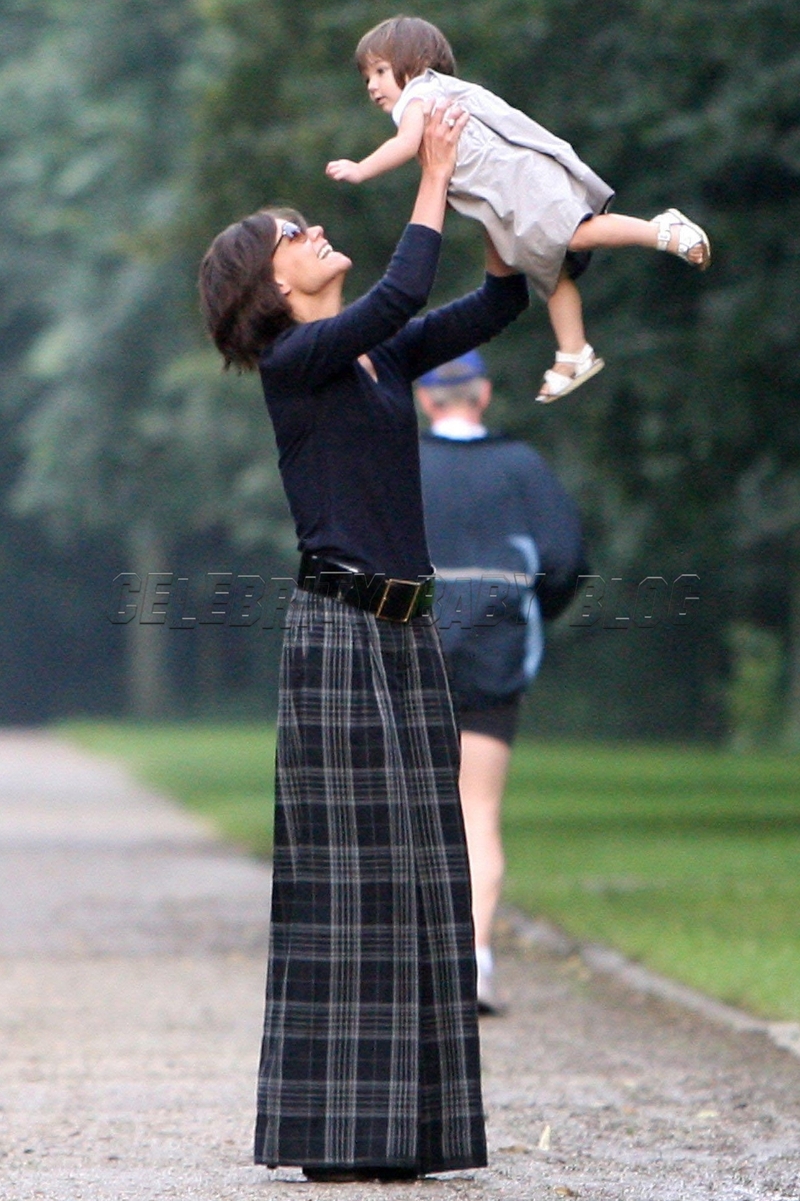 Katie_holmes_suri_cruise120707_50_3 Katie_holmes_suri_cruise120707_50_3