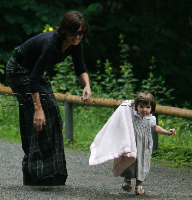 Suri_katie_15_wenn1451245_cbb Suri_katie_15_wenn1451245_cbb