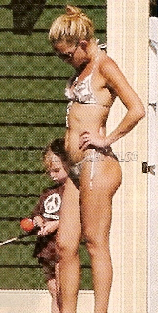 ... 3, outside of her parents Goldie Hawn and Kurt Russell's home in the ... ... 3, outside of her parents Goldie Hawn and Kurt Russell's home in the ...
